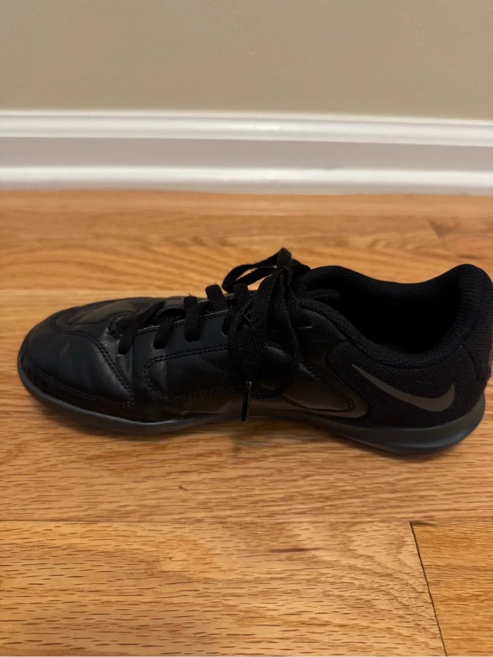 Nike Kids Tiempo Legend 9 Club Indoor Soccer Shoes - size 3.5Y